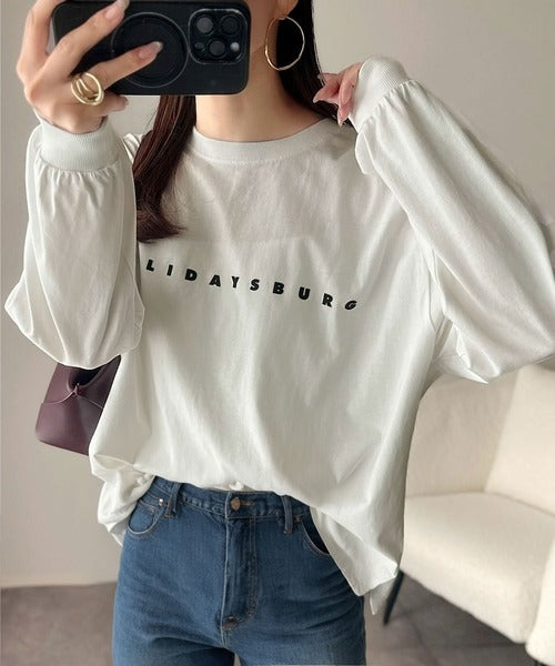 大人の上品カジュアルを楽しむ。ゆったりシルエット 綿100%シルケット風シンプル英字ロゴTシャツ(長袖) ce1330048