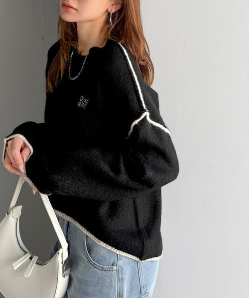 【mily bilet】シンプルながらも個性が引き立つ。アウトリンキング胸刺繍ミックスニット mi1329038