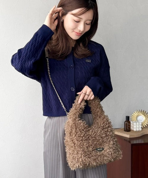 【mily bilet】ふわふわ感と高級感で、季節のおしゃれを格上げ。ロゴプレート使いプードルファーラウンドバッグ mi1179060