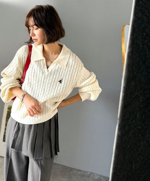 ”品よく華やぐ”。大人のマストバイニット。胸刺繍ケーブル編みポロ襟スキッパーニット ce1050308