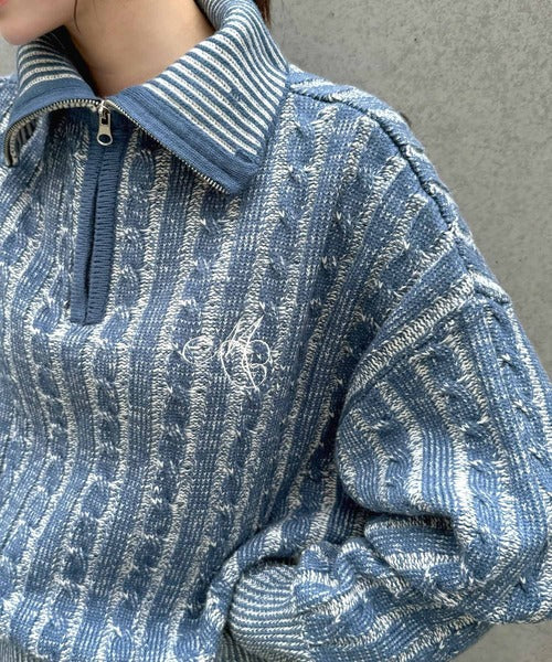 【mily bilet】コーデの主役を飾る。クロップド丈配色ケーブル編み胸刺繍ハーフジップニット mi1029063