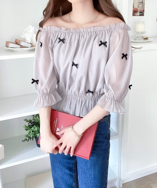 【mily bilet】主役級に映える大人ガーリーitem。シアーシャイニーリボン付きブラウス mi1139041