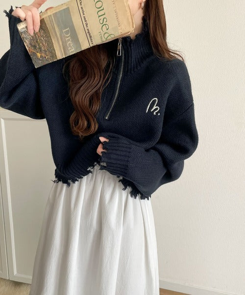 【mily bilet】大人可愛いクラッシュトップス。ダメージハーフジップ胸刺繍ニット mi1029069