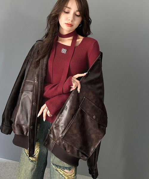 【mily bilet】女性らしさを格上げ。ブローチ付きアシメトリーネックオフショルマルチウェイチョーカー付きニットプルオーバー mi1029085