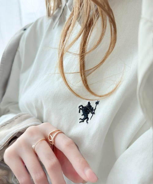 大人カジュアルスタイルに。綿100%着心地抜群の胸刺繍クルーネック長袖Tシャツ ce1050215
