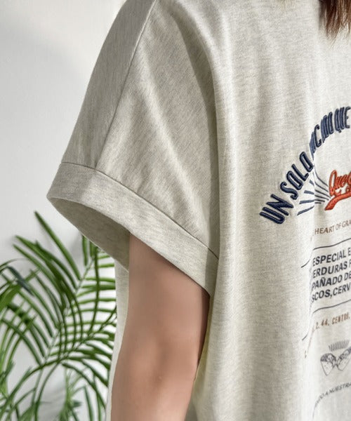 《JaVaジャバコラボ》背中で魅せる。バック刺繍フレンチスリーブTシャツ(半袖) jv1050358