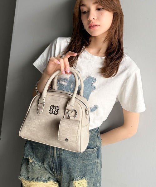 【mily bilet】いつでも、どんなスタイルにもちょうどいい♪ロゴプレート使いラウンドミニボストンバッグ mi1179056