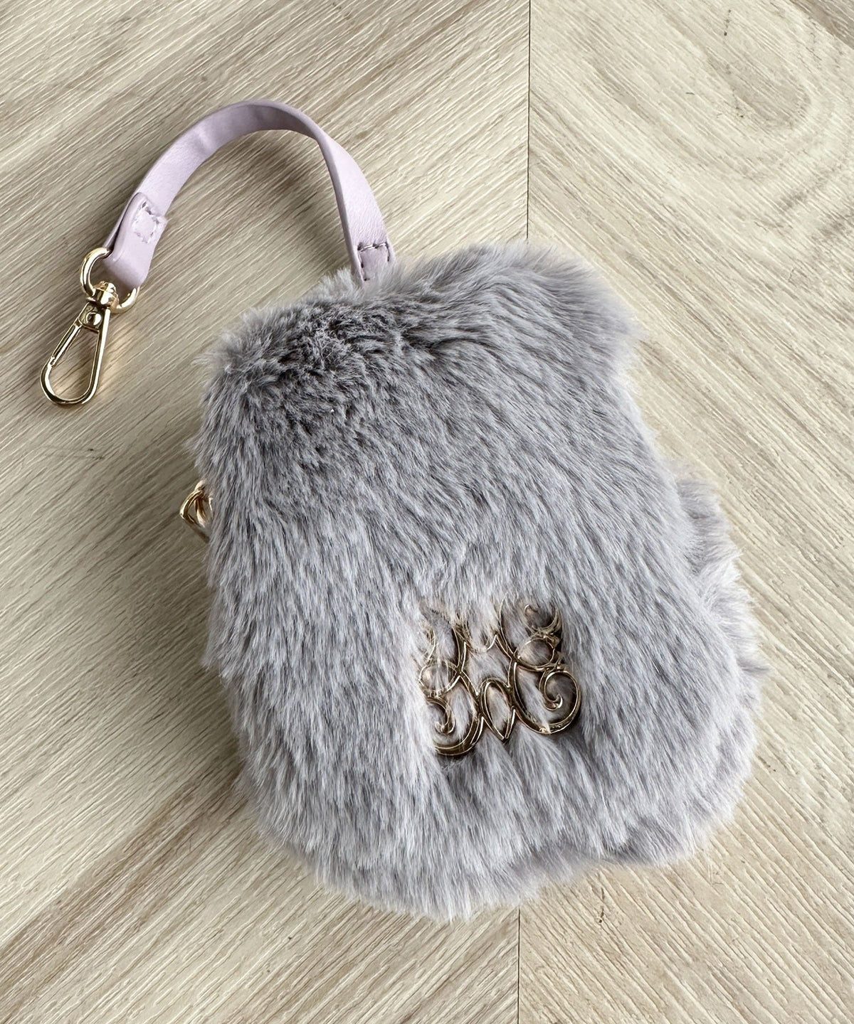 【mily bilet】ふわふわのファーで魅了する。ミニポーチ付きロゴ刺繍ファーショルダーバッグ mi1159036