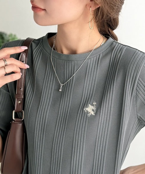 品よく、すっと、毎日に馴染む。オーガニックコットンランダムリブ胸元刺繍Tシャツ(半袖) ce1260538