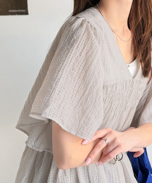 ふんわり、華奢見え。シャーリング切替フレアスリーブシアーブラウスチュニック(半袖) ce1070198