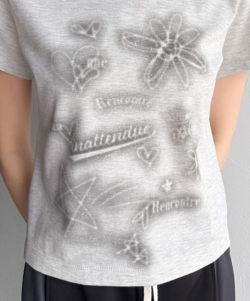 【mily bilet】大人可愛い最旬プリント柄。スプレーライクプリントコンパクトTシャツ(半袖) mi1329024