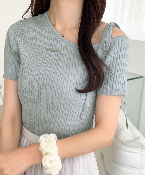 【mily bilet】高見えデザイン。ロゴプレート付き肩リボンケーブル柄サマーニット(半袖) mi1029099