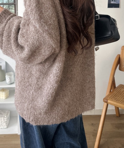 ゆったりふんわり♪シャギーで華やぐ旬顔へ。袖ボタン付きキーネックニット ce1410015