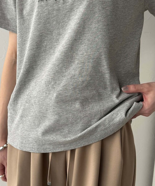 【sustaina+】シンプルなのに格上げ感抜群。オーガニックコットン100%前後2wayロゴ刺繍&フロッキーTシャツ(半袖) ce1260399