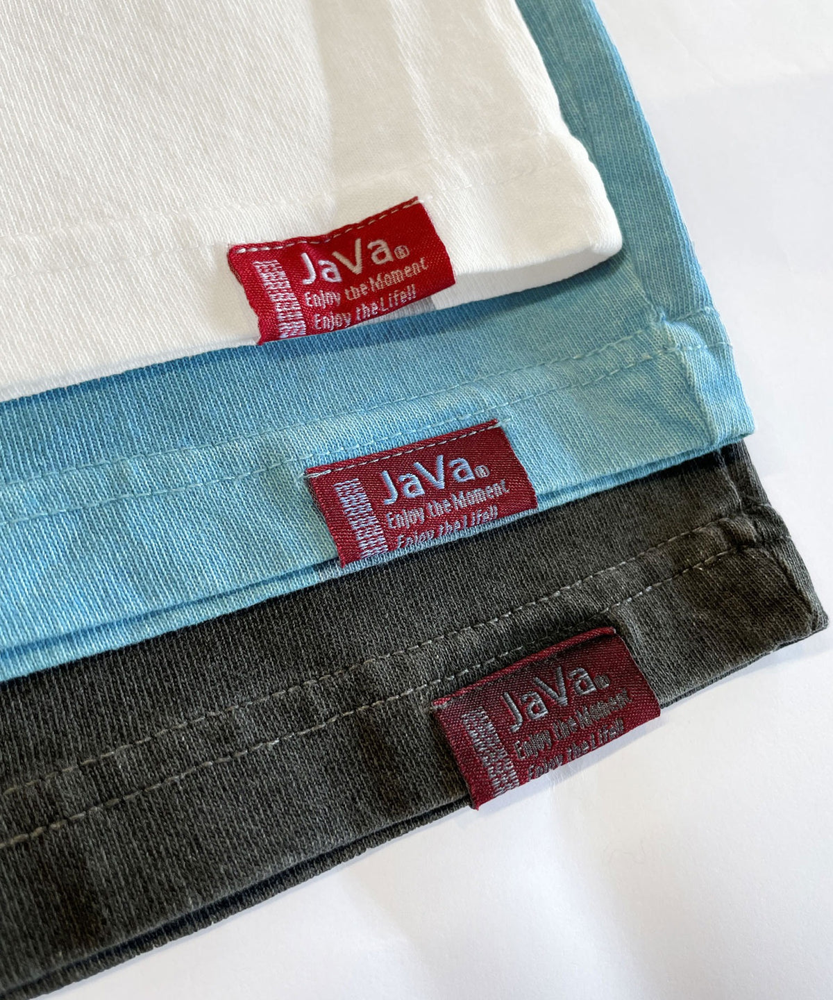 《JAVA ジャバコラボ》こなれた大人カジュアルスタイルの主役に。綿100%フェスロゴピグメントTシャツ jv1029046
