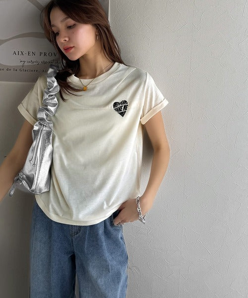 大人のこなれたシンプルスタイル。タックデザインハート刺繍Tシャツ(半袖) ce1050287