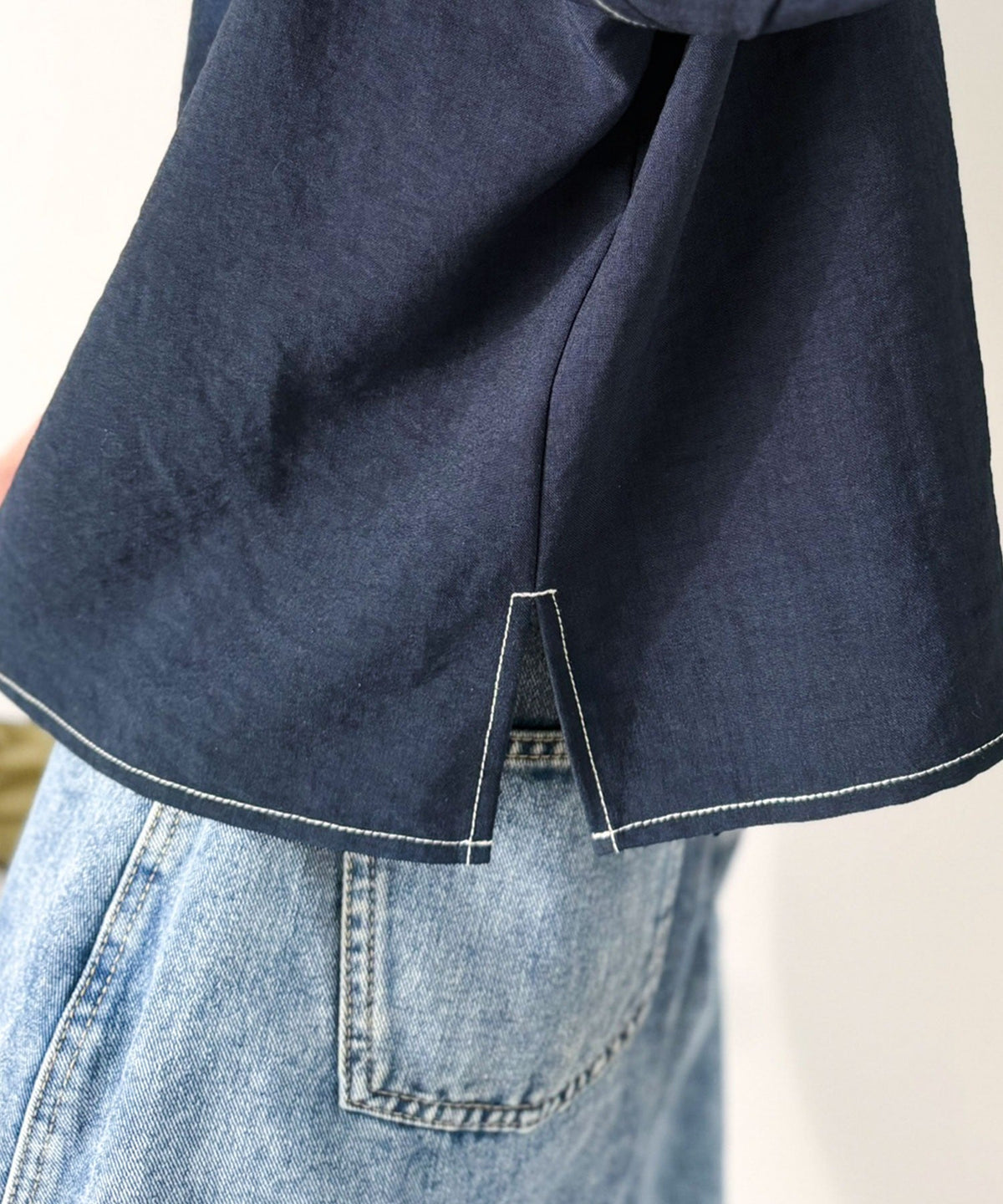 【UVカット、接触冷感、吸水速乾、防シワ機能付き】ふんわりスリーブで華奢見え叶う♪前後2way配色ステッチランタンスリーブブラウス ce1265053