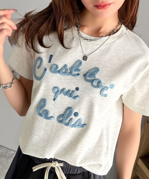 【mily bilet】着るだけでオシャレ感！ロゴプレート付きカラーフレンチコード刺繍Tシャツ(半袖) mi1329015