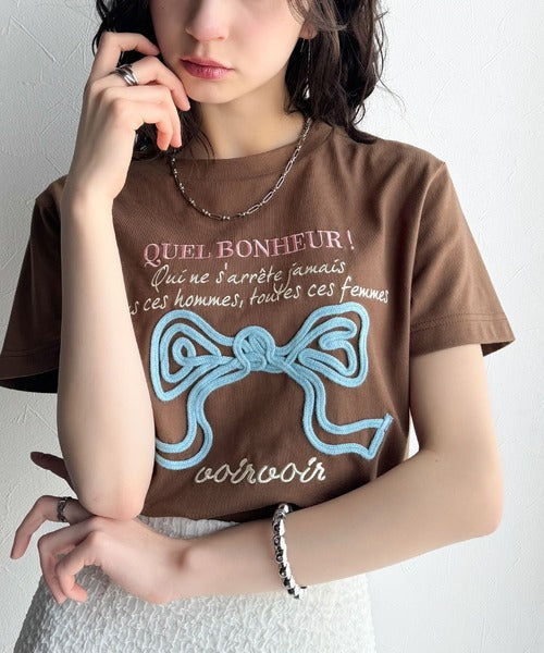 【mily bilet】華やか大人ガーリー。リボンコード刺繍プレートデザインTシャツ mi1329025