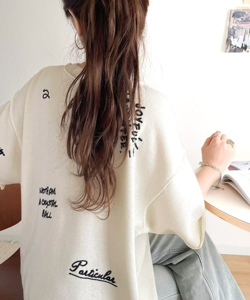 後ろ姿までぬかりなくオシャレにキマる。ランダム刺繍裏毛ハーフスリーブTシャツ ce1260260