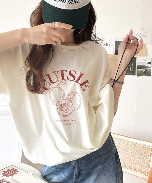 毎日のスタイルを楽しく彩る。前後2way裾ドロストフルーツグラフィックTシャツ ce1050269