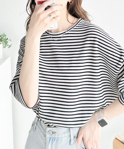甘めもカジュアルも着こなせる定番item。サイドスリットボーダー半袖Tシャツ ce1020151