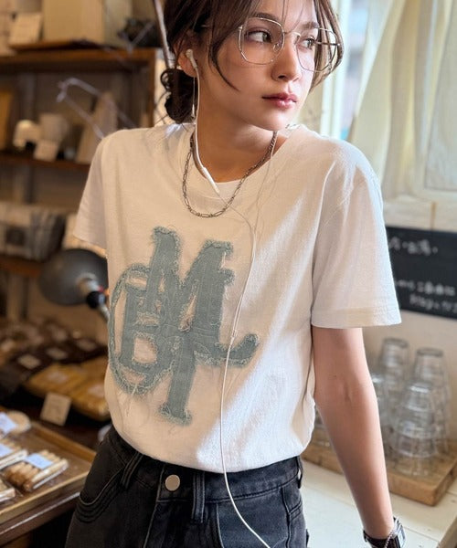 【mily bilet】遊び心を忍ばせておしゃれを一新。デニムフリンジワッペン使いTシャツ mi1329037