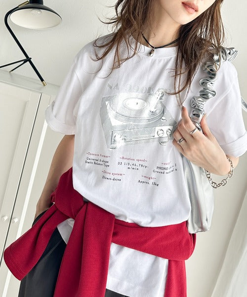 目を惹くグラフィックデザイン。綿100％レコードプレイヤーグラフィックTシャツ mo1310047