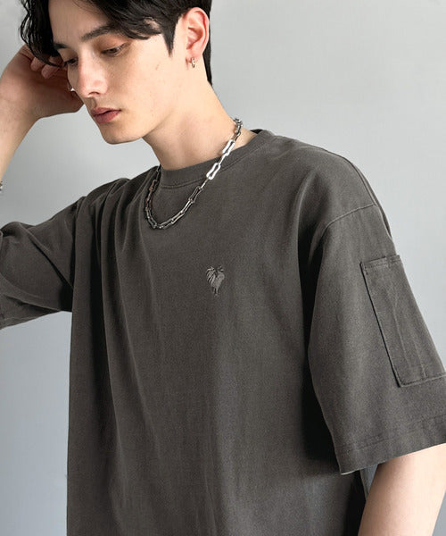 「イマドキな、古着感。」袖ポケット付きピグメント加工刺繍入りTシャツ／Sleeve Pocket Pigment-Dyed Embroidery T-Shirt co1150025