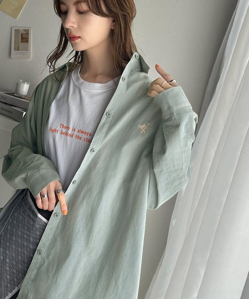洗練されたデザインで大人見え。綿100％ワンポイント胸刺繍先染めストライプシャツ ce1010333
