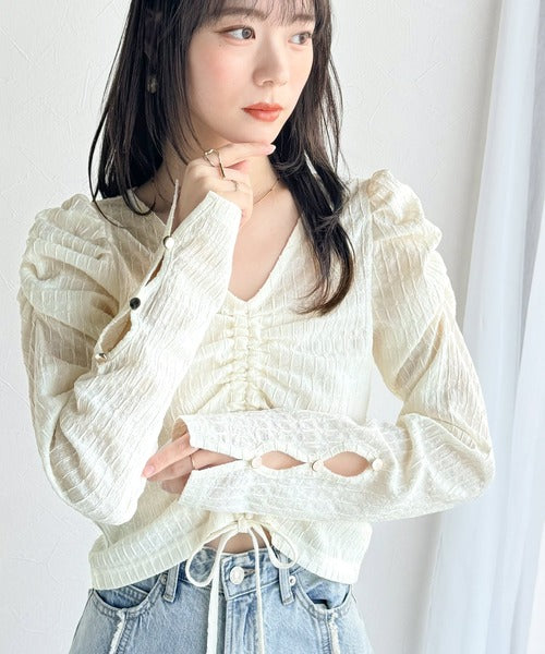 【mily bilet】カジュアルな大人ガーリーテイスト。シャーリング使い膨れジャガード袖ボタンVネックカットソー(長袖） mi1359012