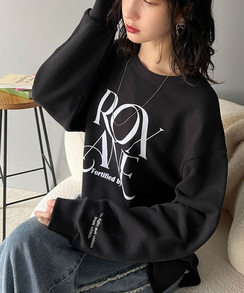 大人の洗練されたカジュアルスタイルに。微起毛素材フロッキーロゴプリント袖刺繍スウェット ce1010353
