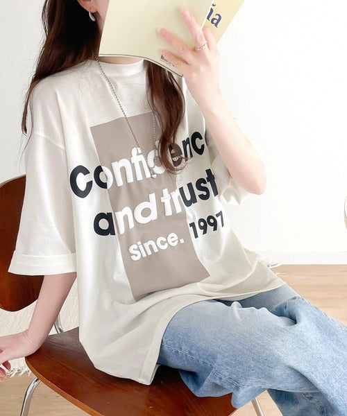 立体感のある発泡プリントがこなれ感たっぷり。立体ロゴプリント配色Tシャツ ce1010308