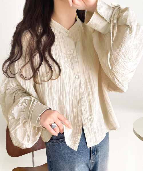 上品な抜け感と自由なアレンジ叶う。2wayカラー袖シャーリングシアー素材シャツブラウス（長袖） ce1010342