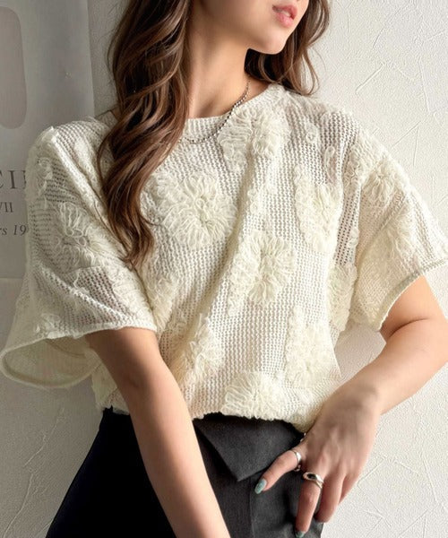 大人のおしゃれ度ワンランクアップ。チュールフラワーコード刺繍半袖Tシャツ ce1260429