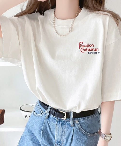 大人の上級カジュアル。綿100％ワンポイント刺繍ロゴTシャツ ce1050183