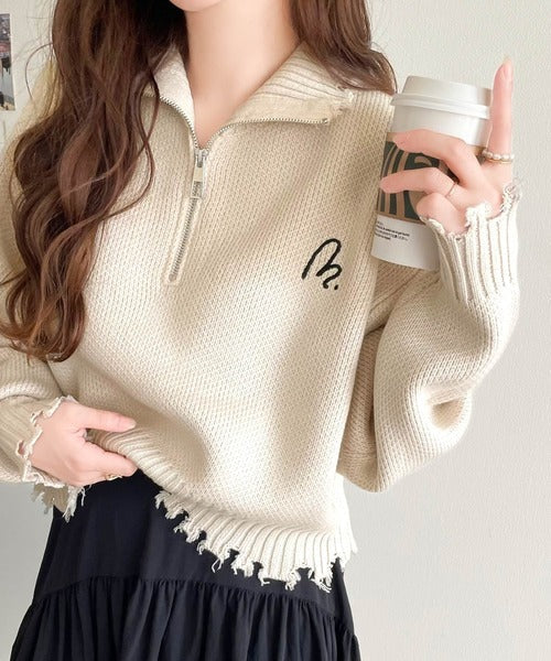 【mily bilet】大人可愛いクラッシュトップス。ダメージハーフジップ胸刺繍ニット mi1029069