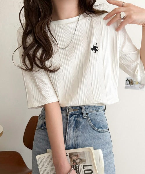 品よく、すっと、毎日に馴染む。オーガニックコットンランダムリブ胸元刺繍Tシャツ（半袖） ce1260538