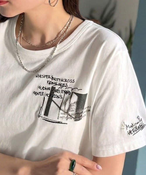ラフでも品格、シンプルでも存在感。オーガニックコットン混 綿100％ グラフィック飛び刺繍フォトTシャツ（半袖） ce1260537