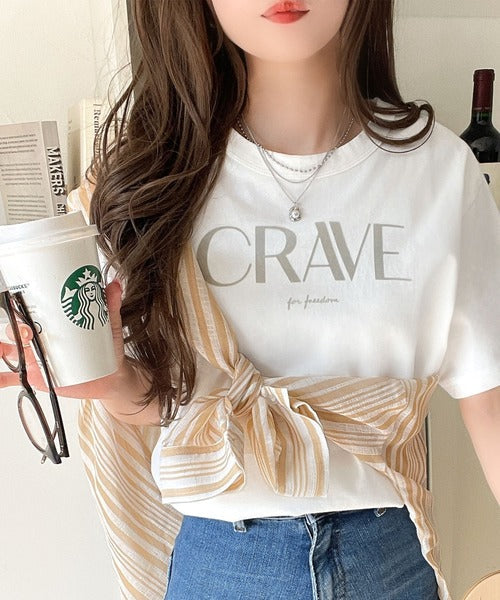 【sustaina+】垢抜けた大人カジュアル。オーガニックコットン100％フロッキーロゴプリントTシャツ ce1260398