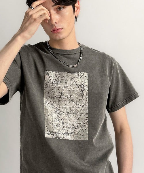 「即トレンド男子。」タイトフィットピグメント加工プリントTシャツ／Tight Fit Pigment-Dyed Print T-Shirt co1010001