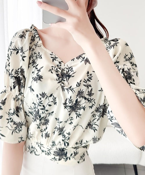 【mily bilet】着るだけで気分華やぐ♪花柄キャンディースリーブブラウス mi1139040