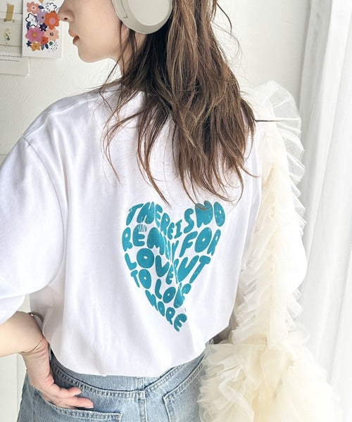 カジュアル可愛いが際立つ。綿100%バックハートロゴグラフィックプリントTシャツ mo1310046