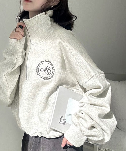 【mily bilet】大人のデイリートップス。裏起毛胸刺繍ハーフジップクロップド丈裾スピンドルスウェット mi1329007