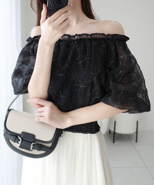 【mily bilet】あなたのスタイルにさらなる魅力をプラス。オフショル2WAY花柄コード刺繍バックリボンブラウス mi1139077