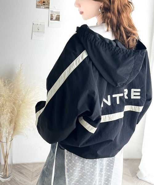レトロムードで大人可愛い。バックロゴ刺繍配色ラインウィンドブレーカー ce1260230