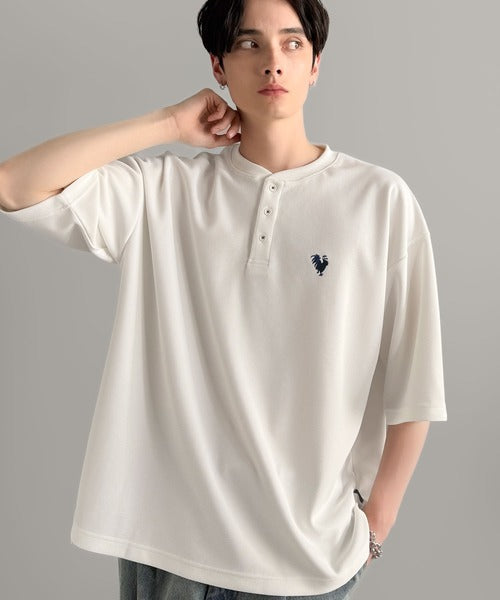 「大人びた遊び心。」刺繍入りハイクオリティダブルフェイス素材バンドカラーポロシャツ／Embroidered High-Quality Double Face Band Collar Polo co1150027