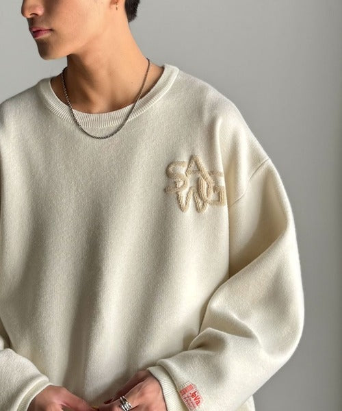 《JaVaジャバコラボ》立体編みで飾る個性。サガラ刺繍風ロゴオーバーサイズニット jm1050332