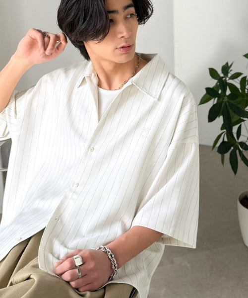 《JaVaジャバコラボ》羽織りとしても重宝する、汎用性の高さが魅力！刺繍入り ヘリンボーン織ストライプ柄 オーバーサイズ半袖シャツ jo1010044