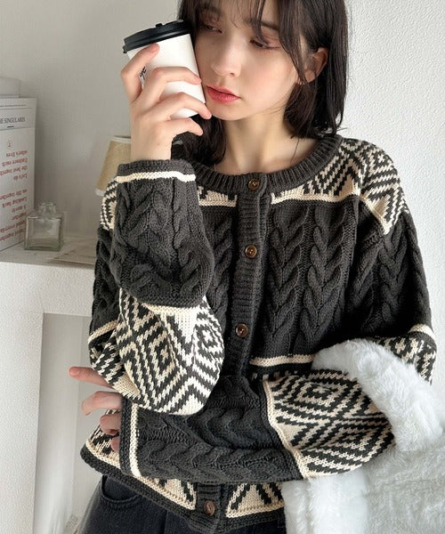 【mily bilet】これ一枚で可愛さ倍増。 ノルディック柄ケーブル編み切り替え前後2WAYニットカーディガン mi1029091